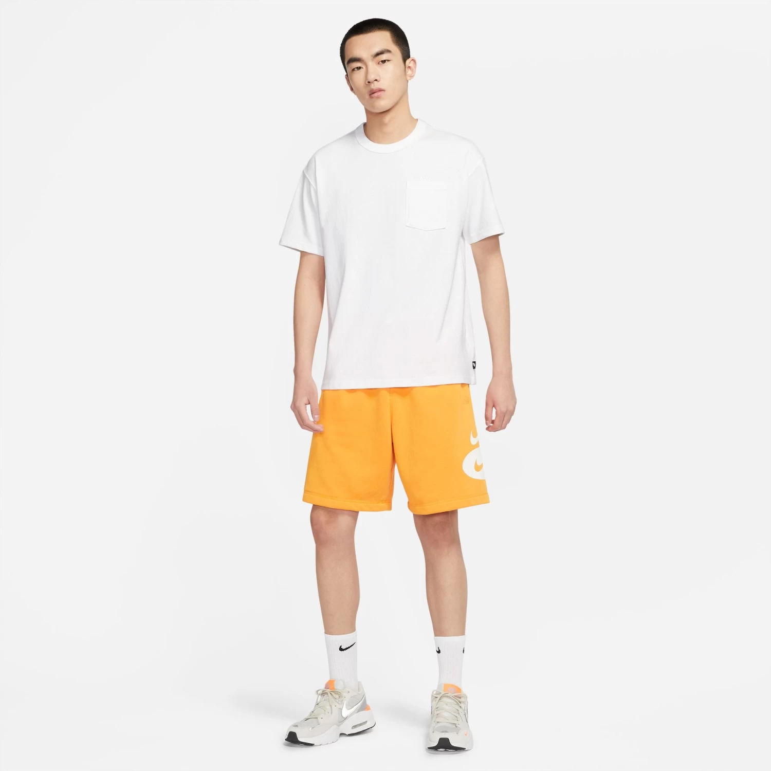Nike Sportswear Premium Essentials Men's Pocket T-Shirt 4 Nike Sportswear Premium Essentials Men's Pocket T-Shirt - Image 2