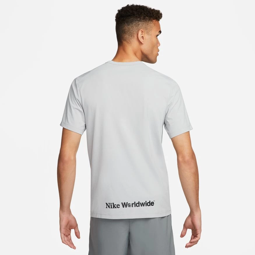 Nike Dri-Fit UV Hyverse Men's Short-Sleeve Graphic Fitness Top 4 Nike Dri-Fit UV Hyverse Men's Short-Sleeve Graphic Fitness Top - Image 2